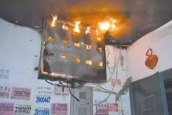 華盛消防炮塔：冬天過年氣氛可以火熱，但是別過火，引起火災(zāi)！